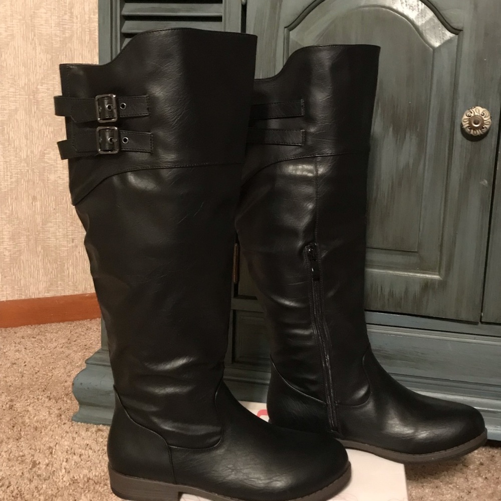 At knee wide calf black boot